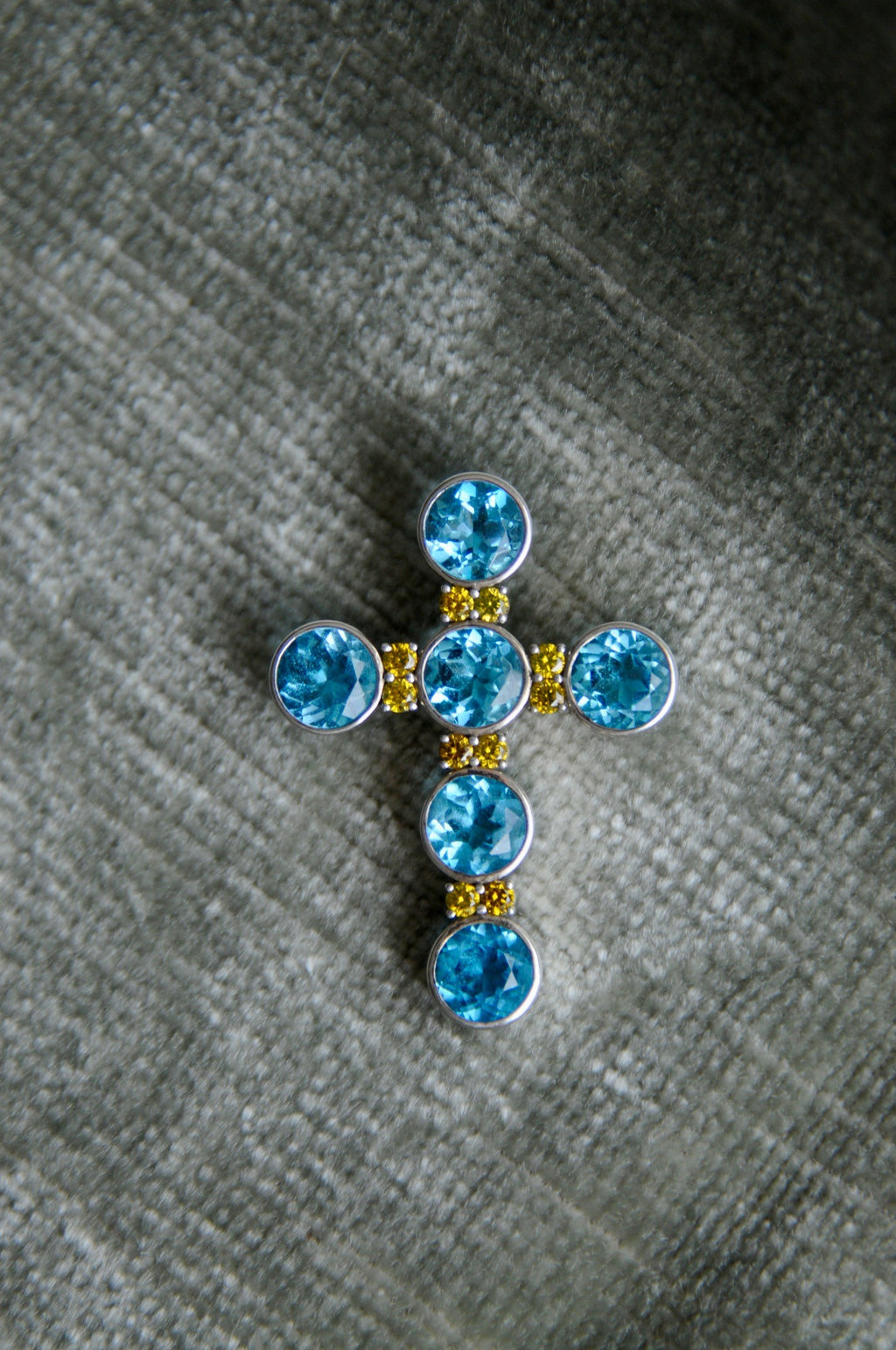 Saint Olivia Classic Cross