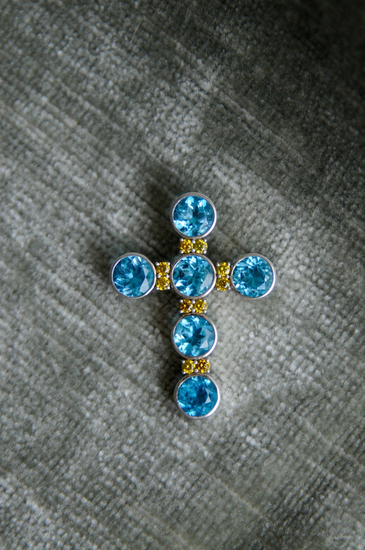 Saint Olivia Classic Cross