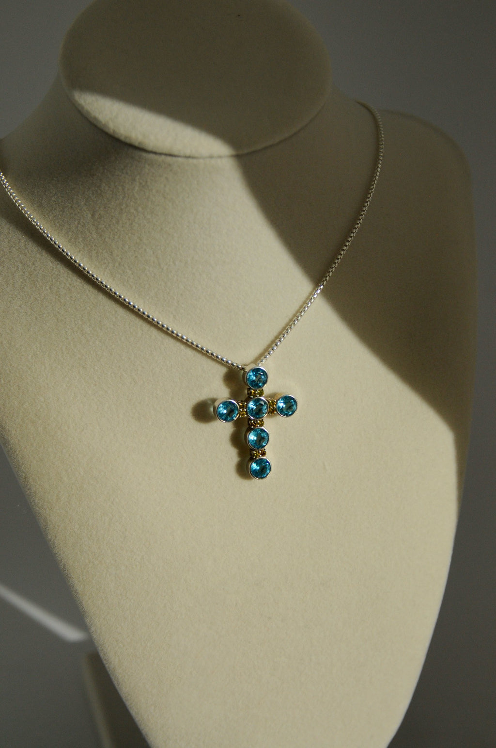 Saint Olivia Classic Cross