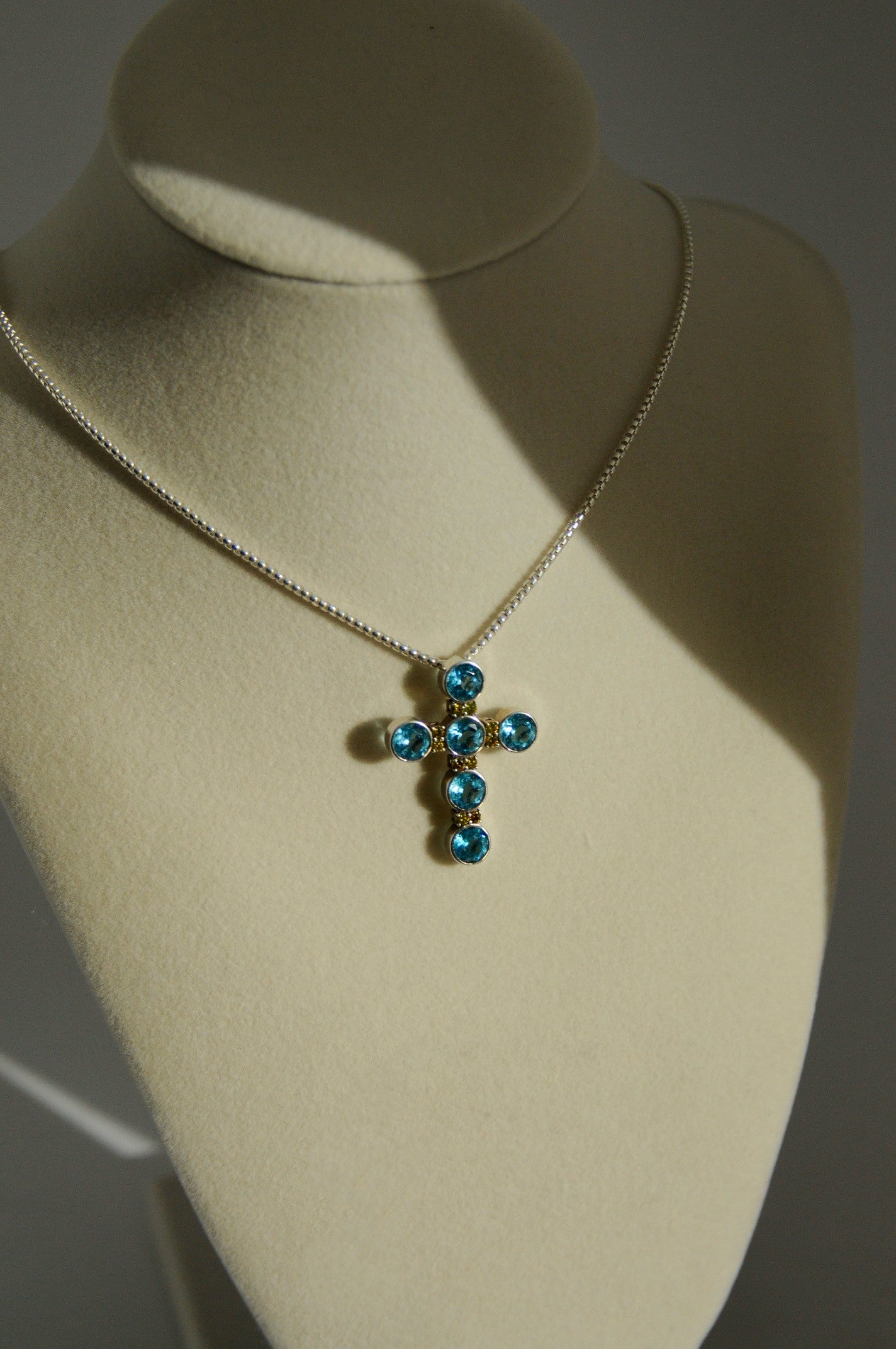 Saint Olivia Classic Cross