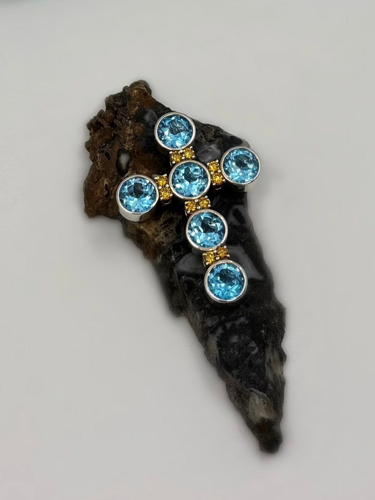 Saint Olivia Classic Cross